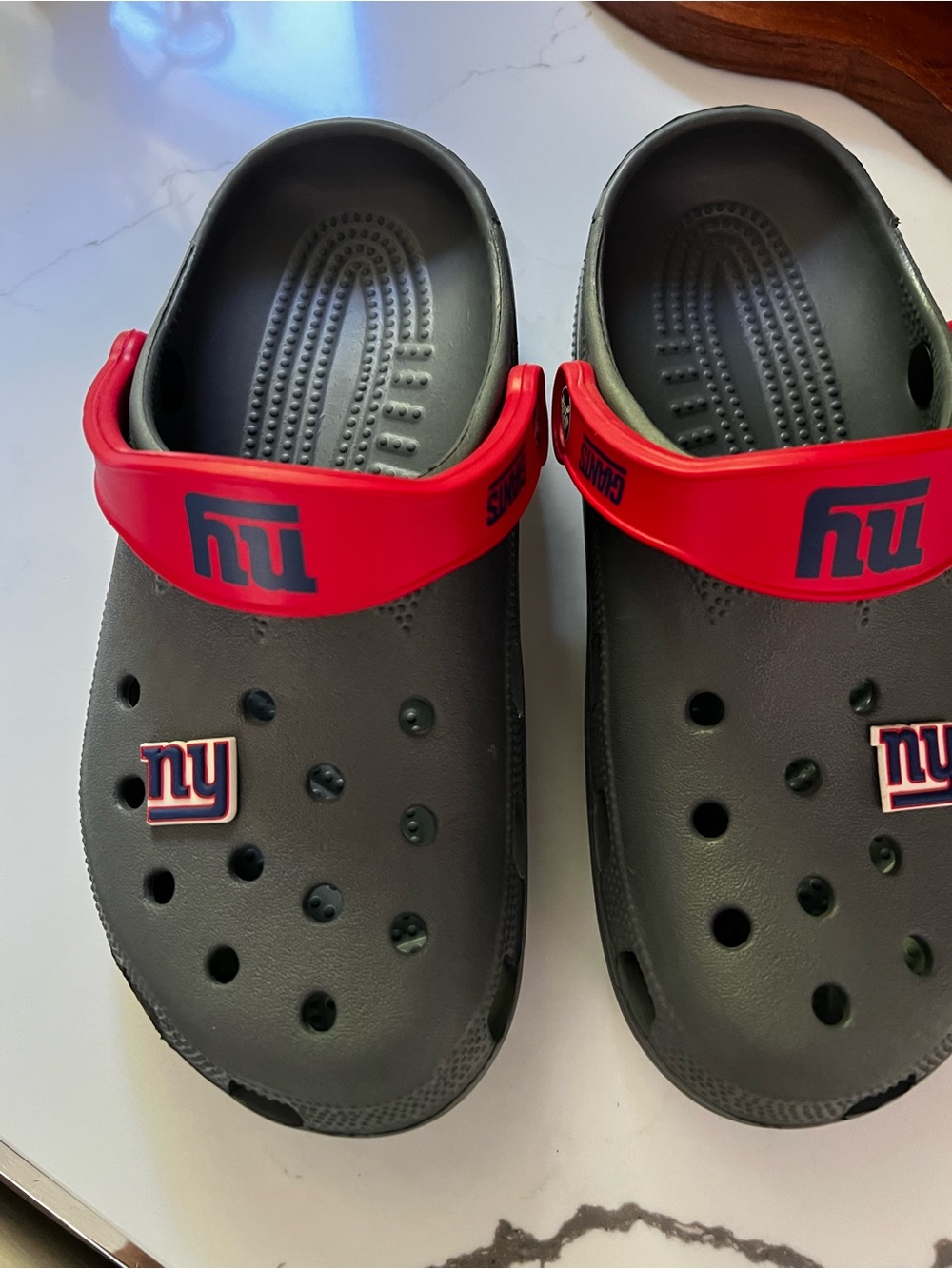 CROCS New York Giants Clog Sandals with Red Strap w/ 2 Jibbitz